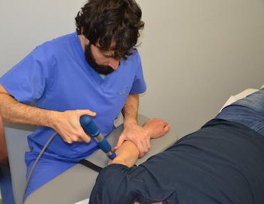 Terapia con onde d'urto radiali al gomito eseguita presso Fisiobaso Centro di fisioterapia a Ciampino