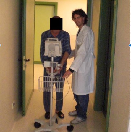 Dott. Marco Basile accompagna paziente con carrello di monitorizzazione