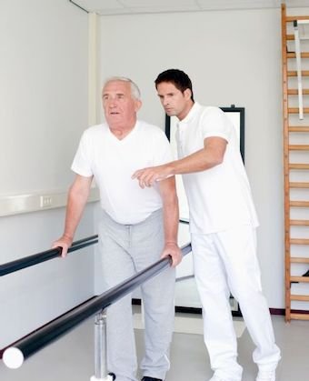 Fisioterapista effettua Training del passo con paziente anziano