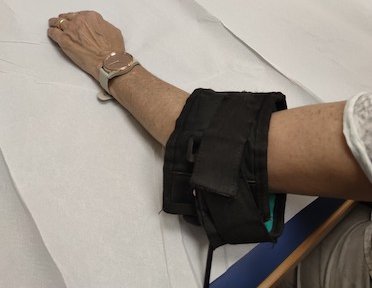 Magnetoterapia al gomito eseguita presso Fisiobaso Centro di fisioterapia a Ciampino