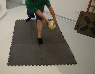Riabilitazione propriocettiva con fluiball eseguita presso Fisiobaso Centro di fisioterapia a Ciampino