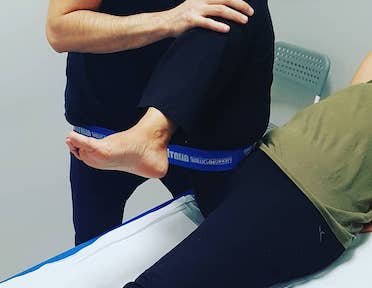 Terapia manuale tecnica Mulligan per impingement femoro acetabolare eseguito presso Fisiobaso Centro di fisioterapia a Ciampino
